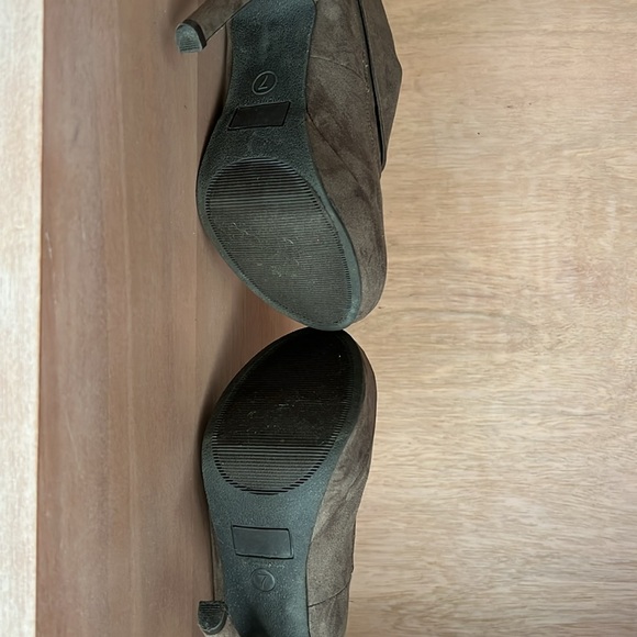 Mossimo Taupey/Grey Heels in Suede-like Texture - Picture 5 of 8